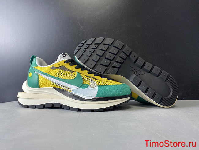 Nike Vaporwaffle sacai Tour Yellow Stadium Green CV1363-700 - 1
