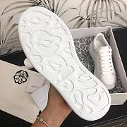 Alexander McQveen Oversized Sneaker White Iridescent 561580WHVI59375 - 2