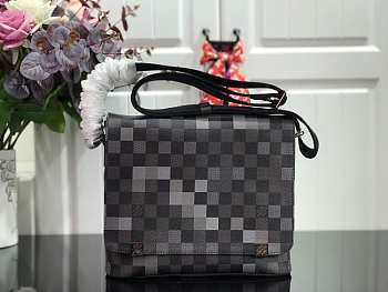 1ouis Vu1tton DISTRICT Men's small handbag