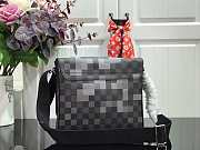 1ouis Vu1tton DISTRICT Men's small handbag - 6
