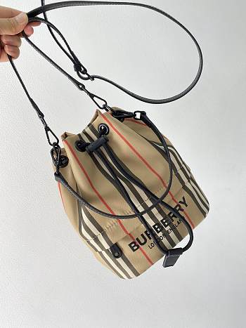 Bvrberry Handbag 220418C 24x21x14cm 