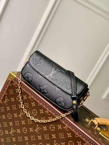 1ouis Vu1tton Wallet on Chain Ivy  23.5 x 12.0 x 4.3 black