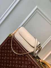1ouis Vu1tton Wallet on Chain Ivy 23.5 x 12.0 x 4.3 white - 1
