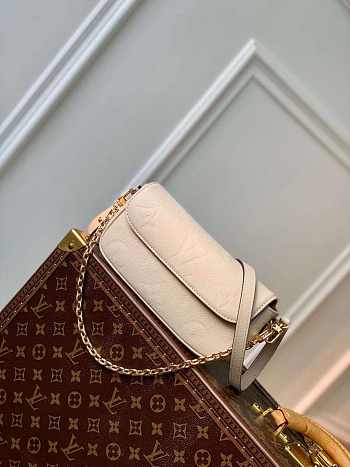1ouis Vu1tton Wallet on Chain Ivy 23.5 x 12.0 x 4.3 white