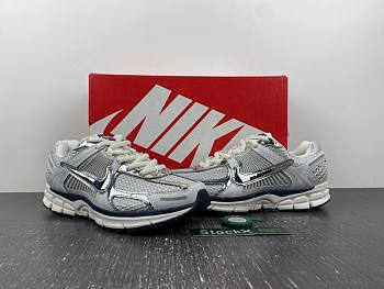 Air Zoom Vomero 5  FD0884-025