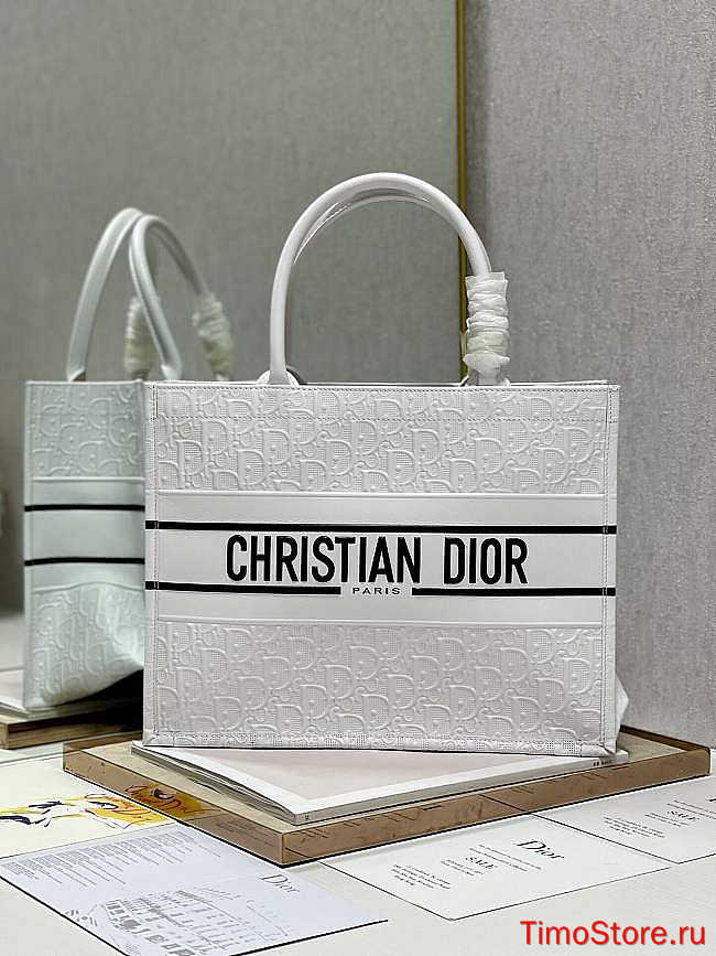 D1or Medium Book Tote Bag in White 36 x 28 x 16.5 cm   - 1