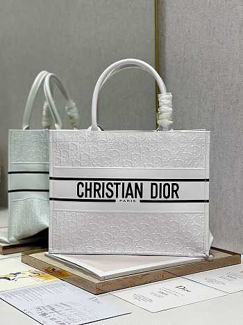 D1or Medium Book Tote Bag in White 36 x 28 x 16.5 cm  