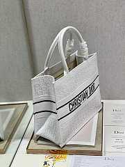 D1or Medium Book Tote Bag in White 36 x 28 x 16.5 cm   - 3