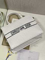 D1or Medium Book Tote Bag in White 36 x 28 x 16.5 cm   - 2