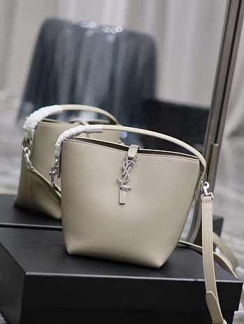 YS1  749036 LE 379 S:749036 17×20×13cm 