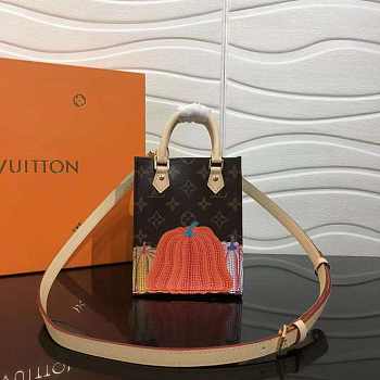 1ouis Vu1tton  LV x YK Petit Sac Plat Monogram9 14 x 17 x 5 