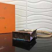 1ouis Vu1tton  LV x YK Petit Sac Plat Monogram9 14 x 17 x 5  - 2