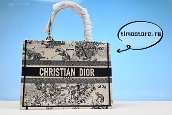 D1or book tote 35cm 