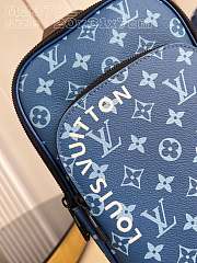 lv avenue Chest bag blue M23782 20*31*7cm - 4