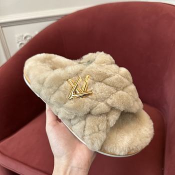 LV 2024 winter fur slippers 02