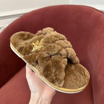 LV 2024 winter fur slippers 03