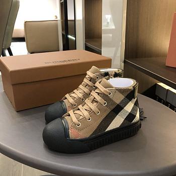 Burberry kid boots 